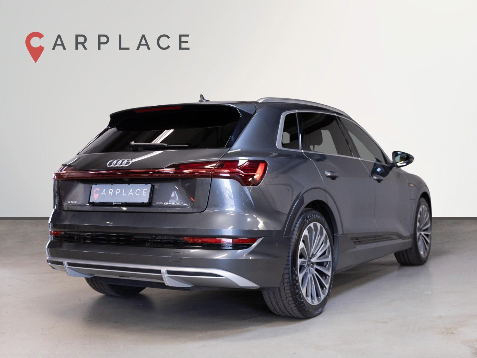 Grå Audi e-tron fra 2022