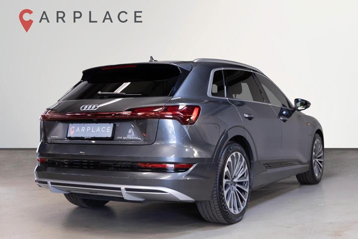 Grå Audi e-tron fra 2022