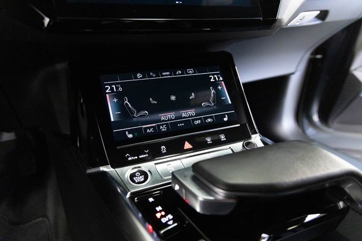 Grå Audi e-tron fra 2022