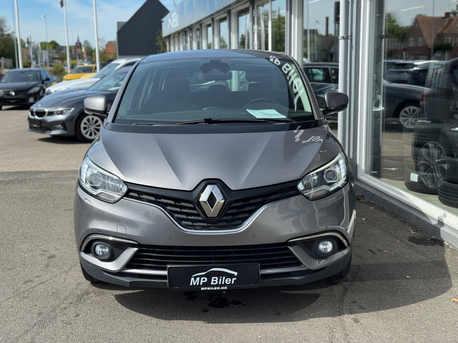 Grå Renault Scenic IV fra 2018