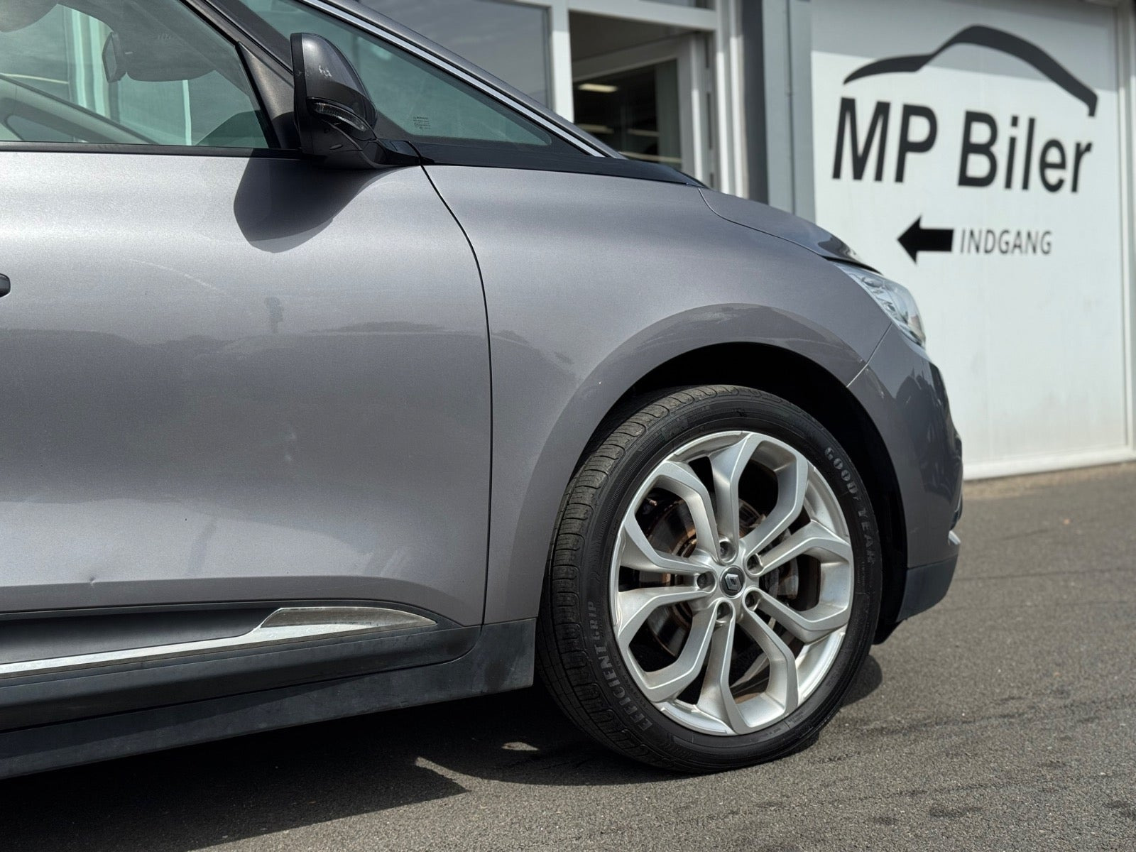Grå Renault Scenic IV fra 2018
