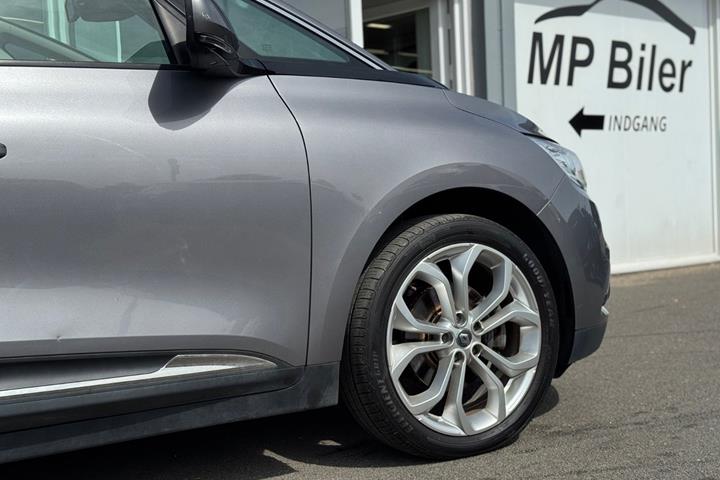 Grå Renault Scenic IV fra 2018