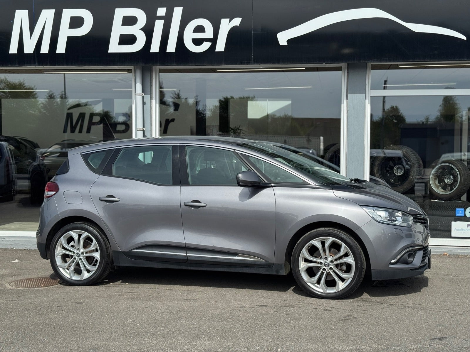 Grå Renault Scenic IV fra 2018
