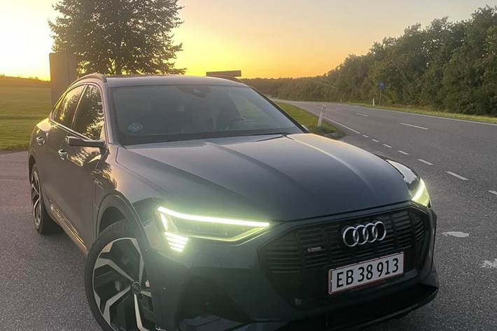 Blå Audi e-tron fra 2022 set udefra