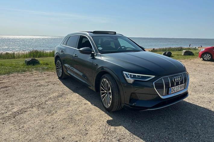 Grå Audi e-tron fra 2020 set udefra