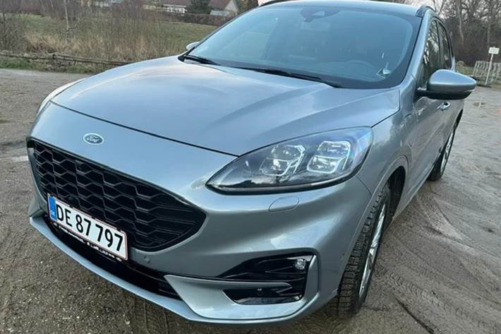 Grå Ford Kuga fra 2022 set udefra