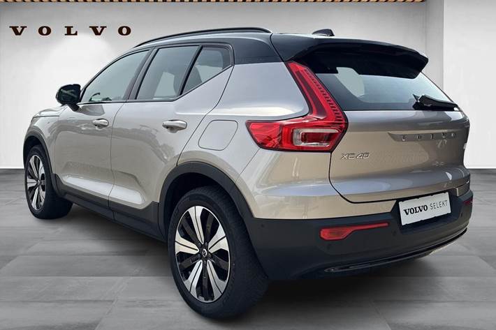 Beige Volvo XC40 fra 2023