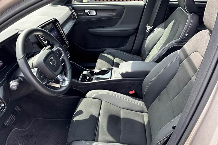 Beige Volvo XC40 fra 2023