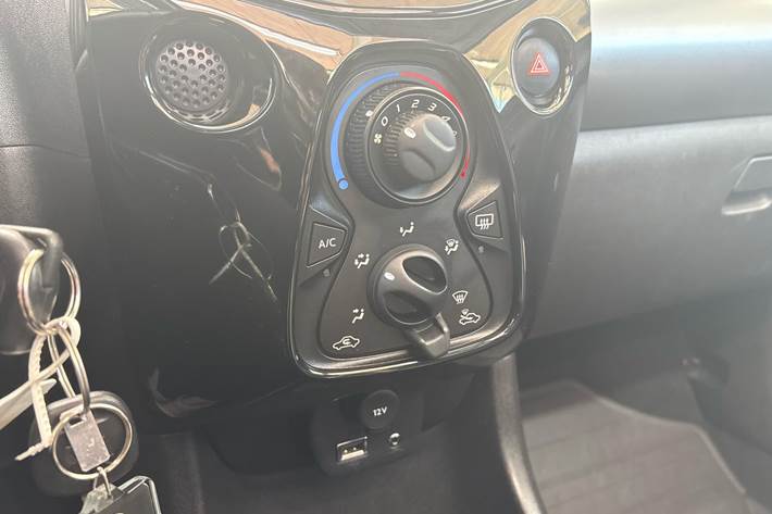 Grå Peugeot 108 fra 2017