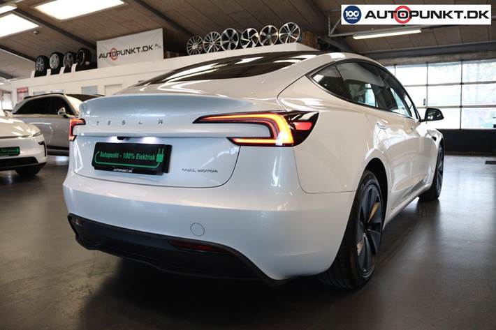 Hvid Tesla Model 3 fra 2024
