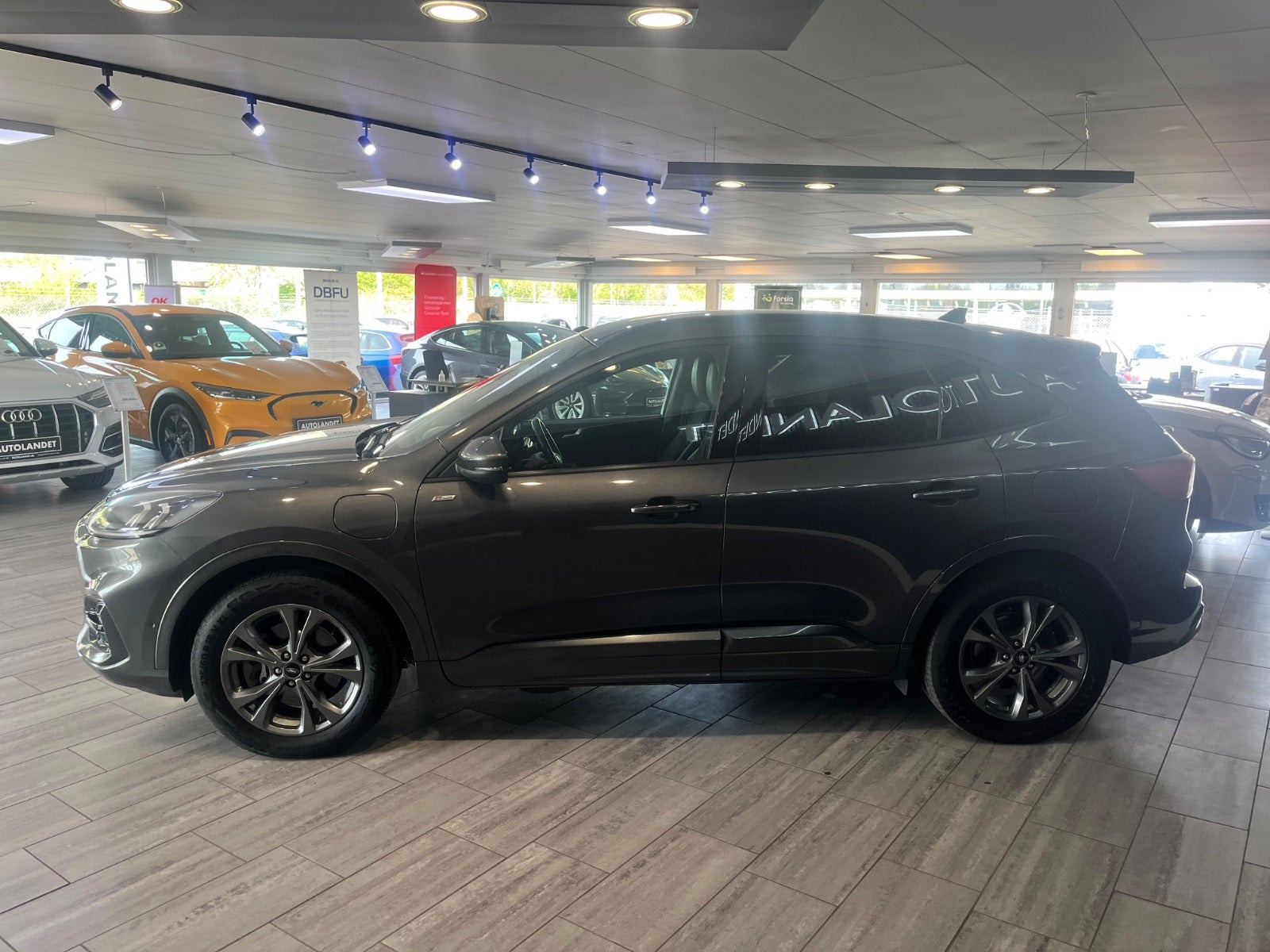 Grå Ford Kuga fra 2021