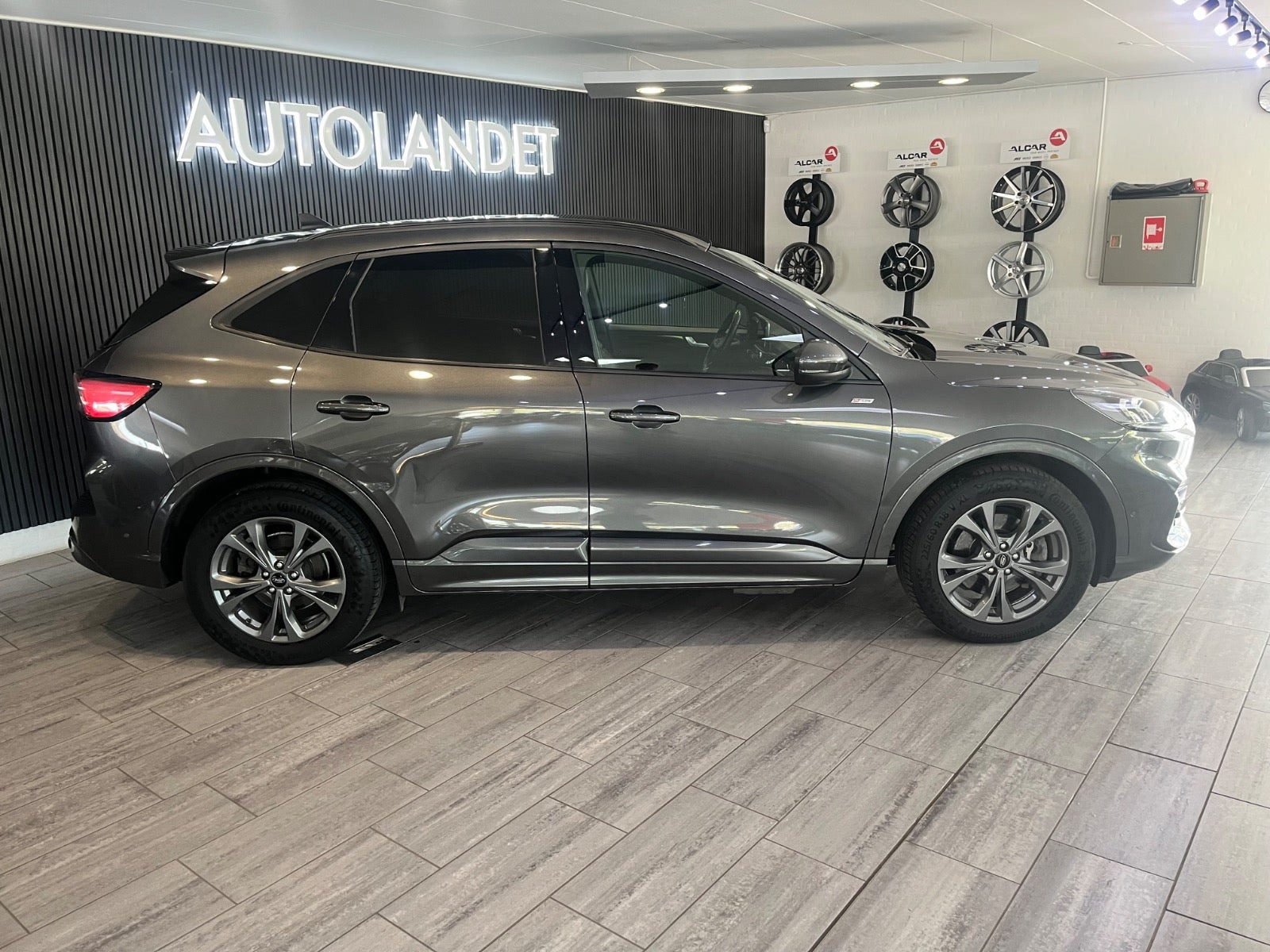 Grå Ford Kuga fra 2021
