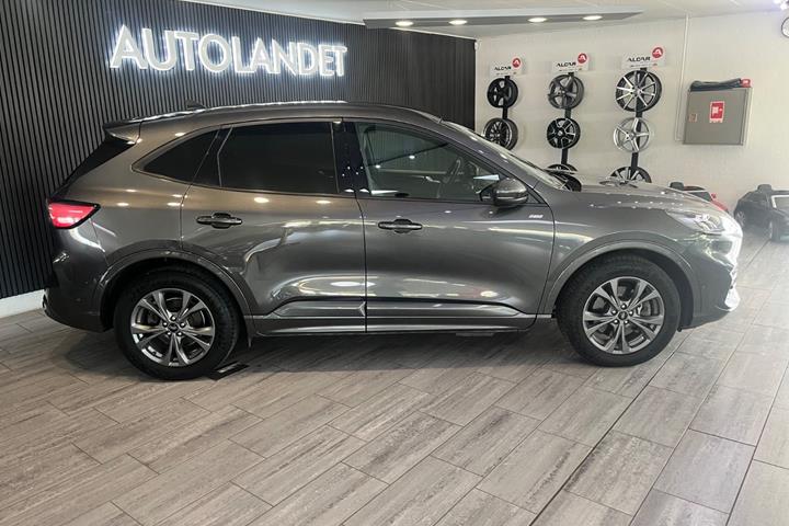Grå Ford Kuga fra 2021