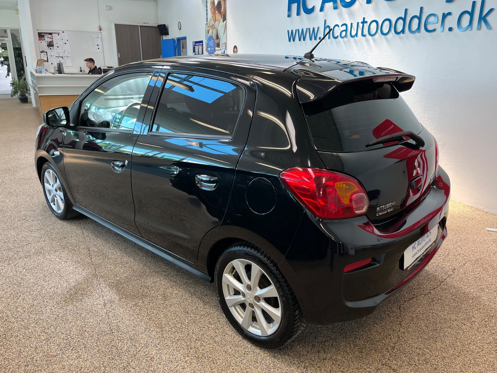 Sort Mitsubishi Space Star fra 2016