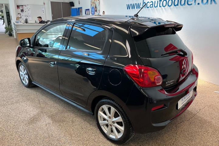 Sort Mitsubishi Space Star fra 2016