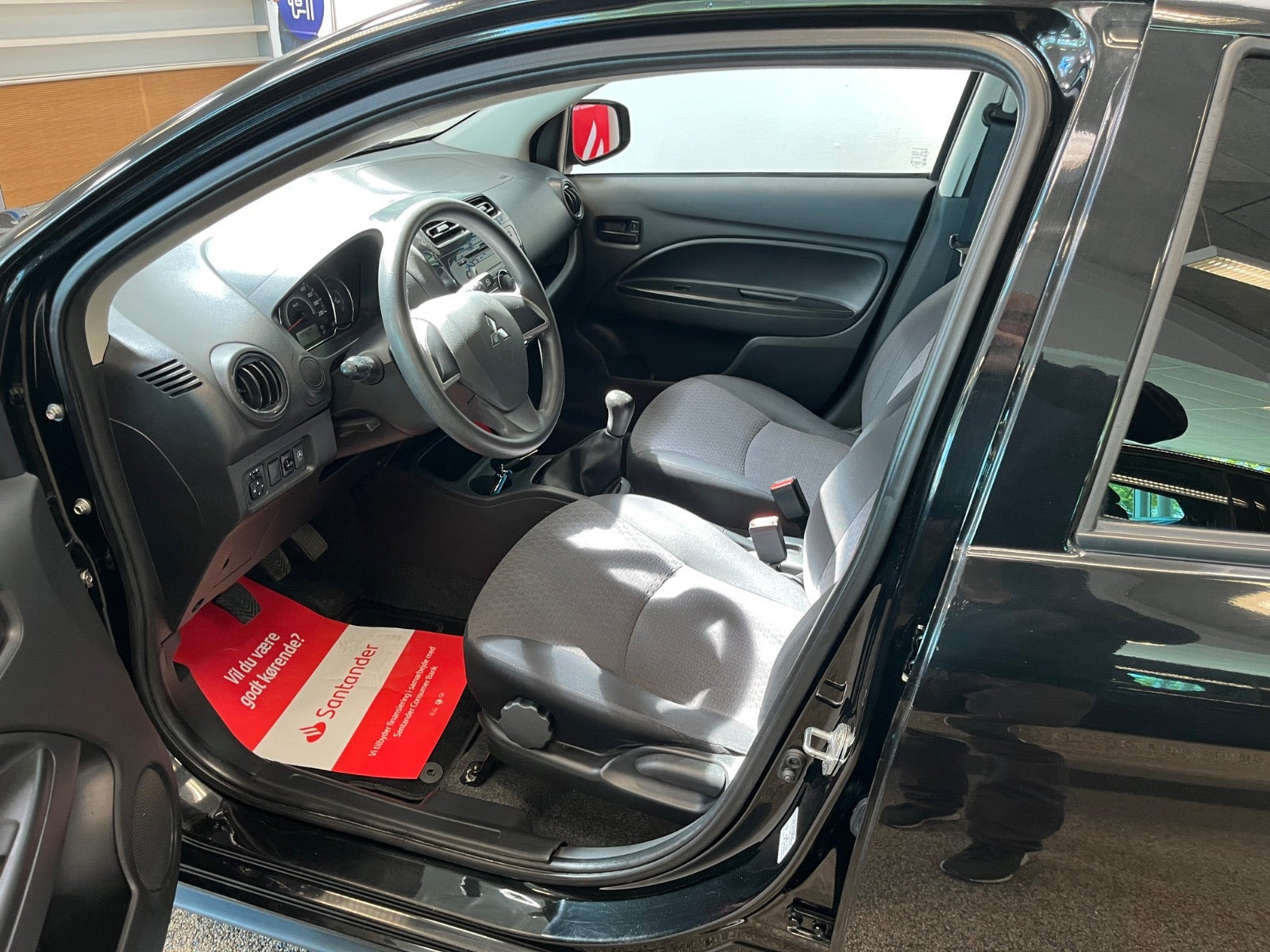 Sort Mitsubishi Space Star fra 2016