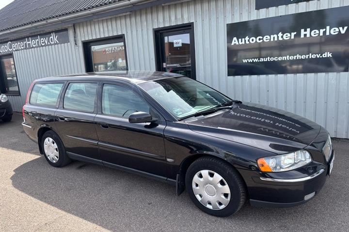 Sort Volvo V70 fra 2005 set udefra