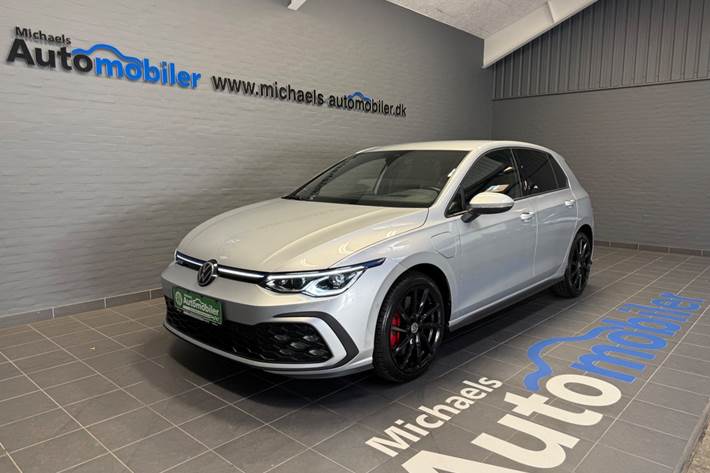 Sølv VW Golf VIII fra 2021 set udefra