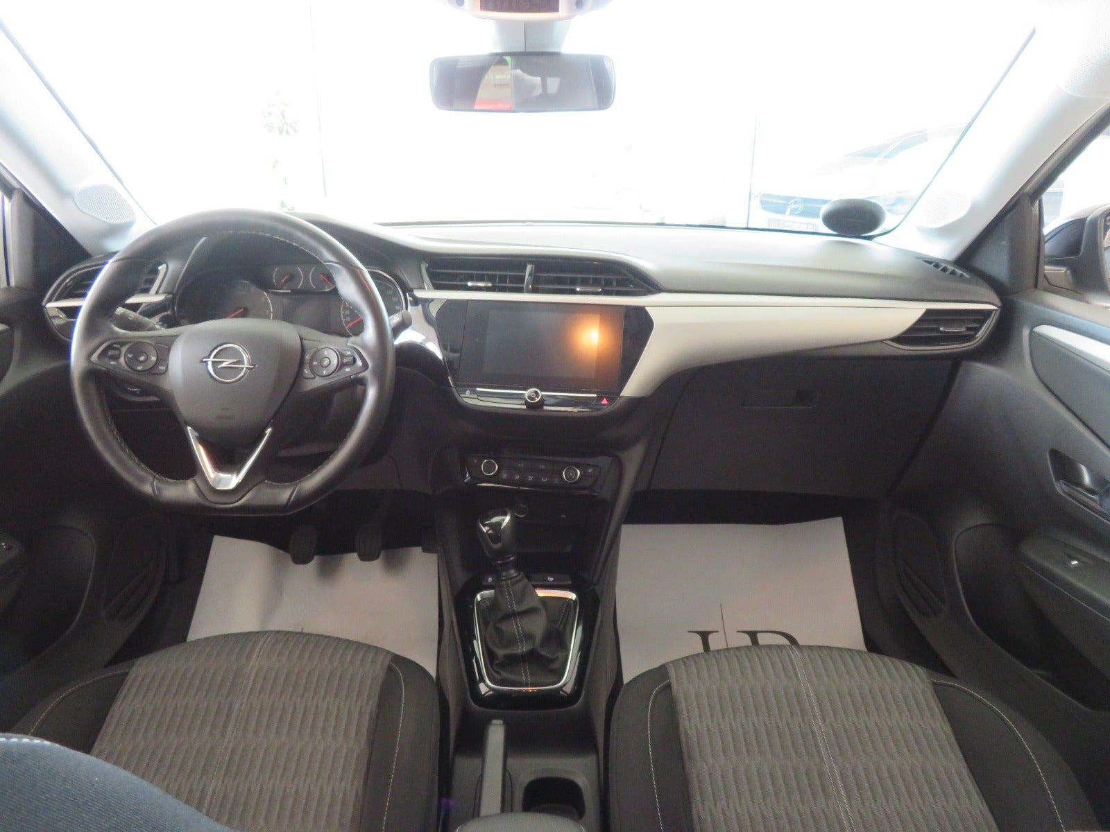Hvid Opel Corsa fra 2020