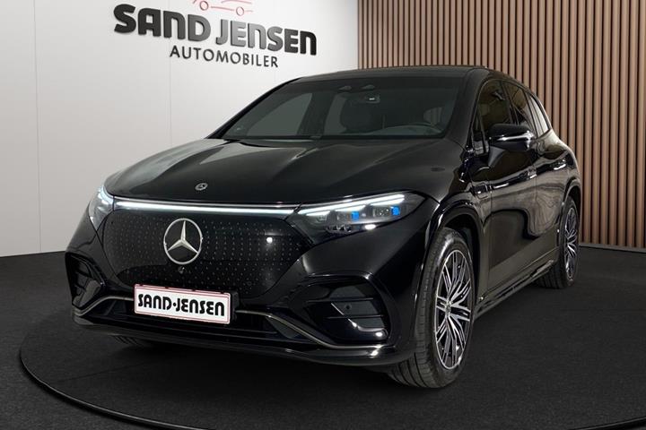 Sort Mercedes EQS450 SUV fra 2024 set udefra
