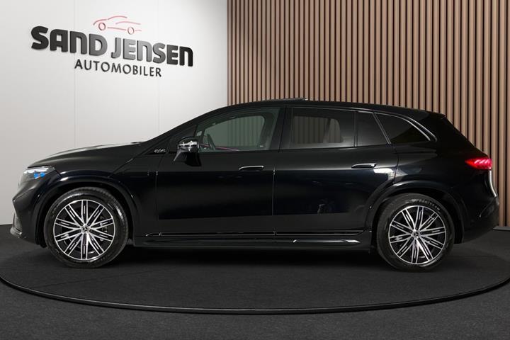 Sort Mercedes EQS450 SUV fra 2024