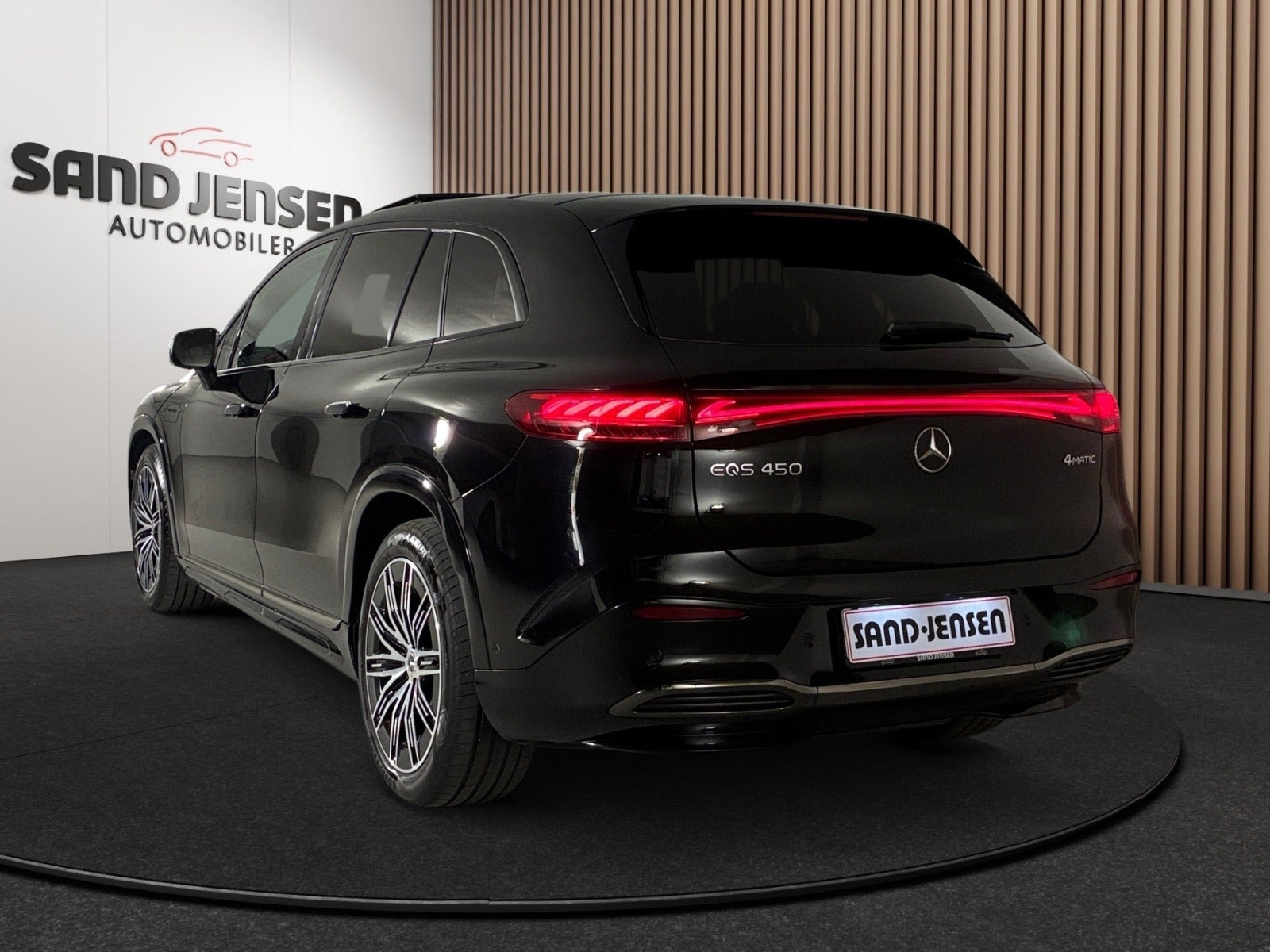 Sort Mercedes EQS450 SUV fra 2024