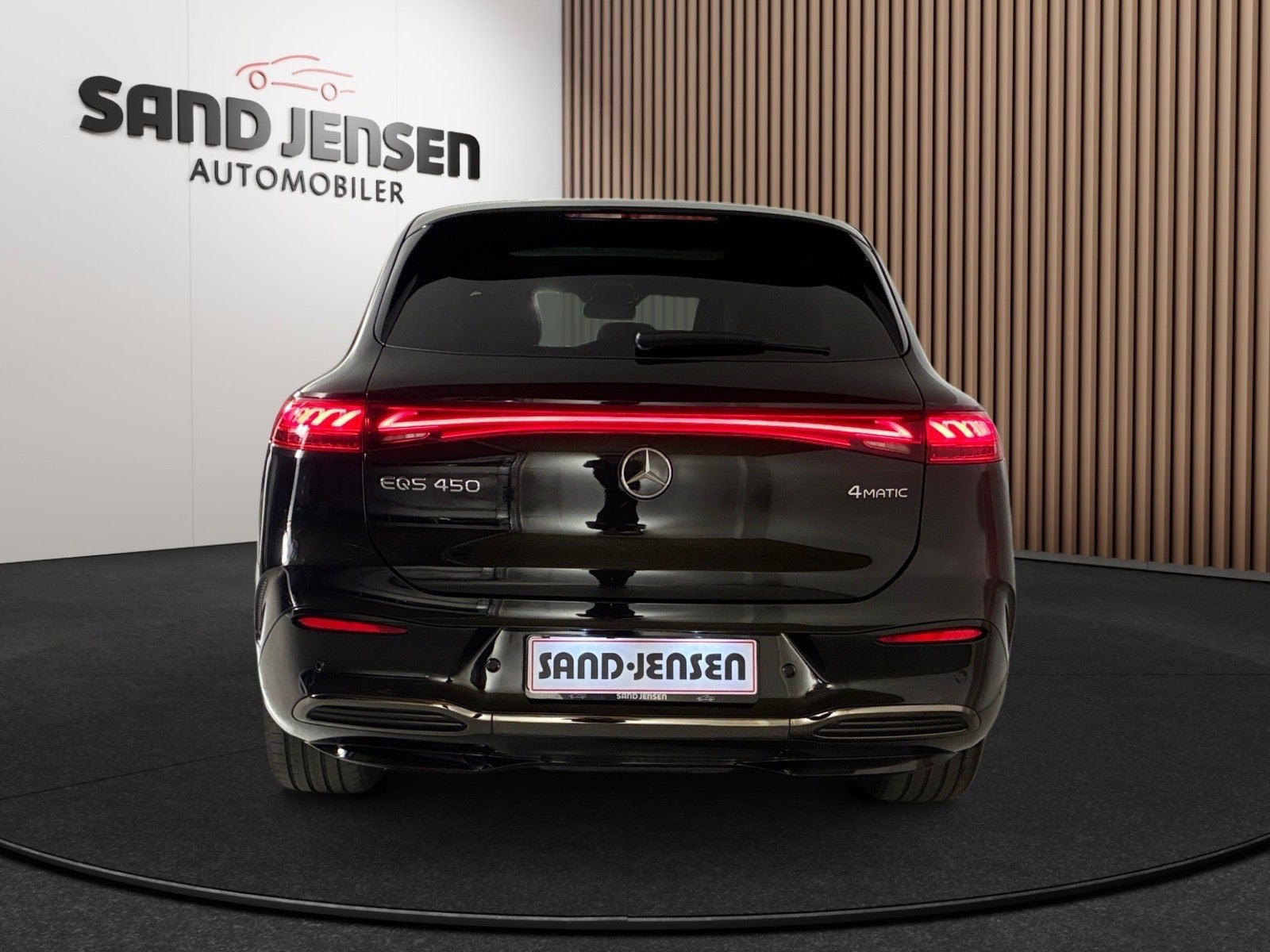 Sort Mercedes EQS450 SUV fra 2024