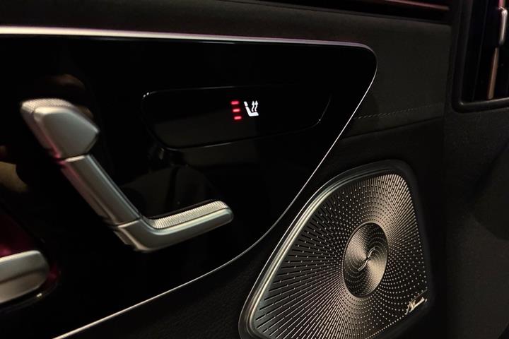 Sort Mercedes EQS450 SUV fra 2024