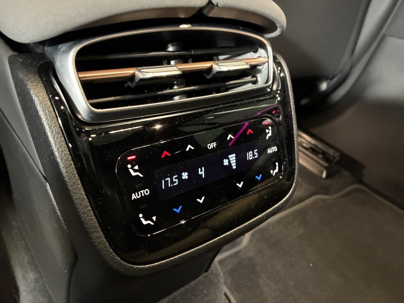 Sort Mercedes EQS450 SUV fra 2024