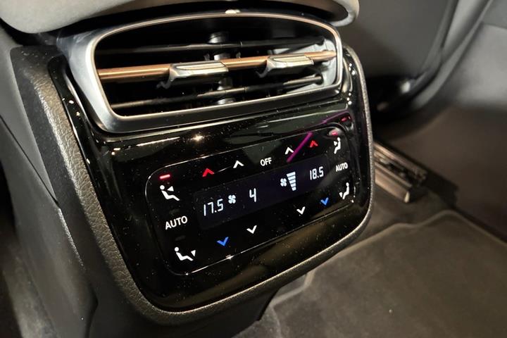 Sort Mercedes EQS450 SUV fra 2024