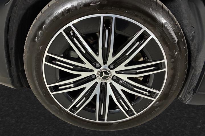 Sort Mercedes EQS450 SUV fra 2024