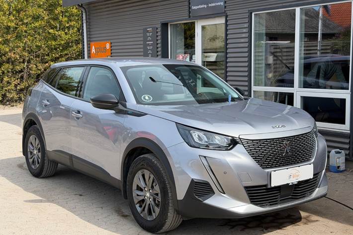 Sølv Peugeot e-2008 fra 2022 set udefra