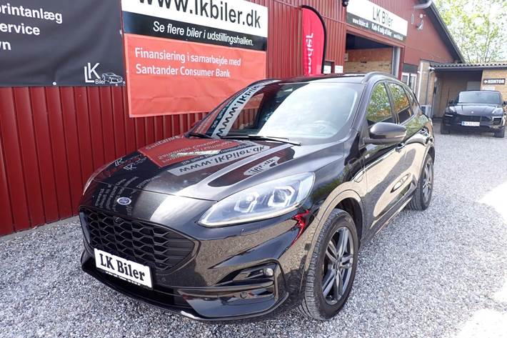 Sort Ford Kuga fra 2021 set udefra
