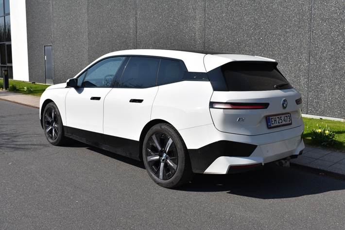 Hvid BMW iX fra 2021