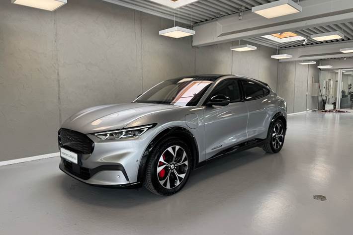 Sølv Ford Mustang Mach-E fra 2021