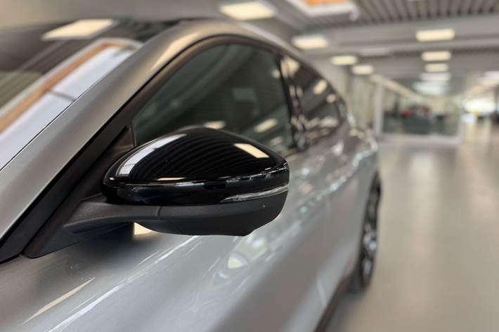 Sølv Ford Mustang Mach-E fra 2021