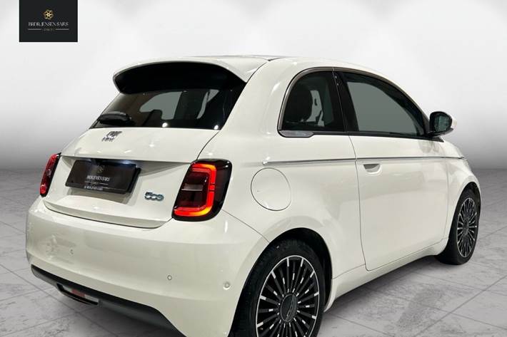 Hvid Fiat 500e fra 2023