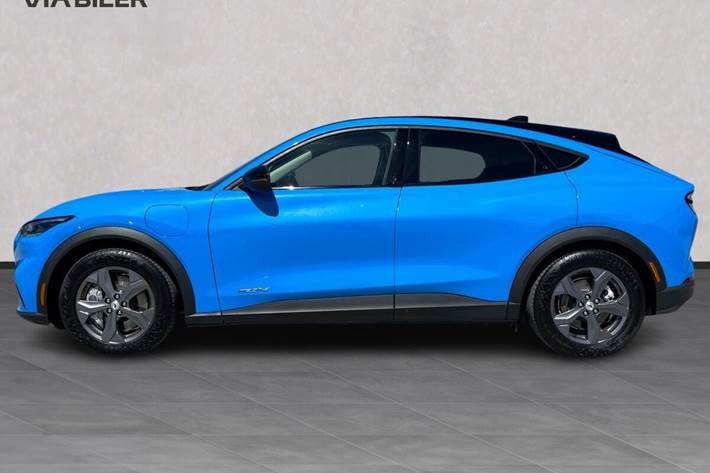 Blå Ford Mustang Mach-E fra 2023