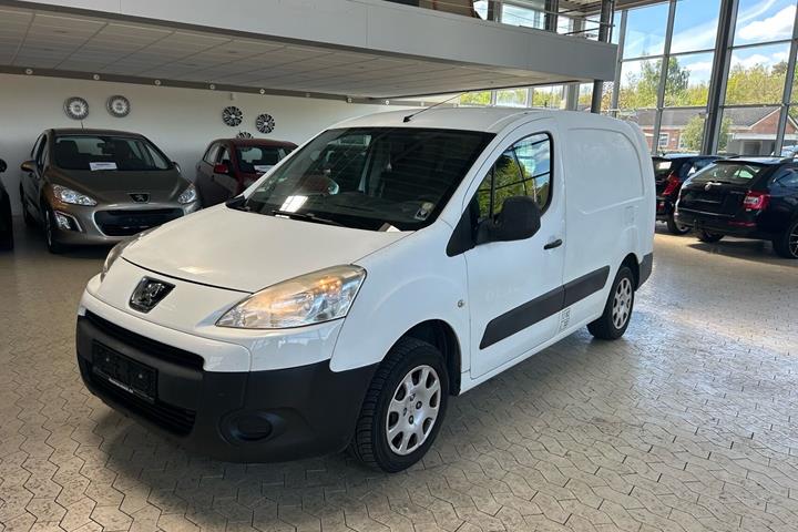 Hvid Peugeot Partner fra 2010 set udefra