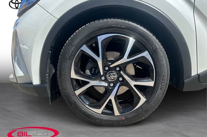 Hvid Toyota C-HR fra 2022