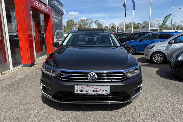 Grå VW Passat fra 2018