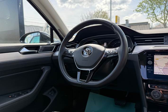 Grå VW Passat fra 2018
