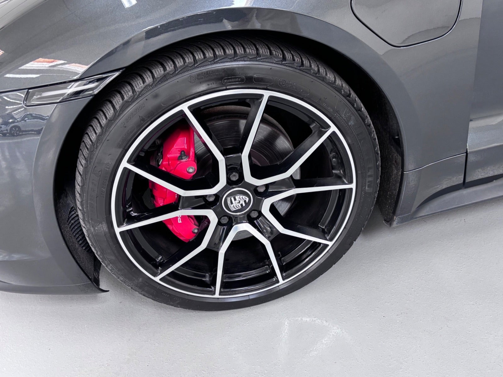 Grå Porsche Taycan 4S fra 2023