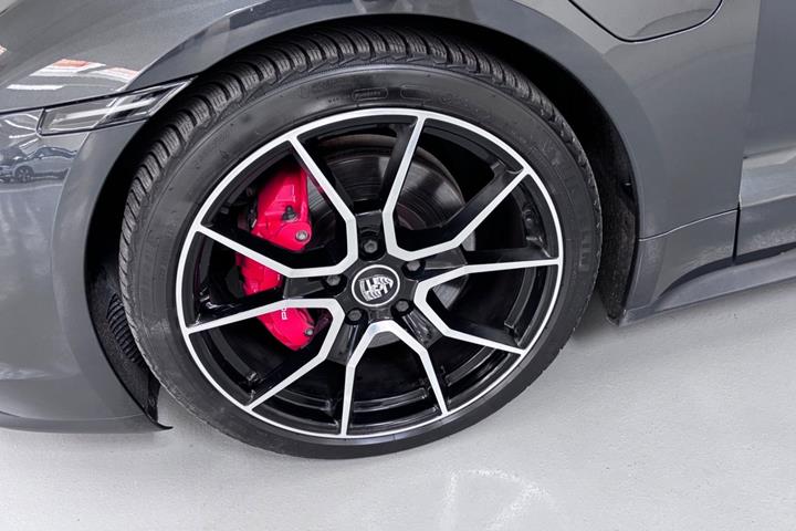 Grå Porsche Taycan 4S fra 2023