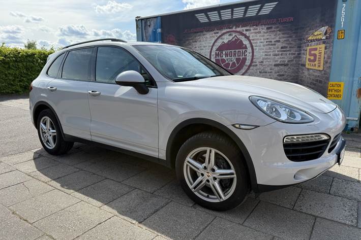 Hvid Porsche Cayenne fra 2010 set udefra
