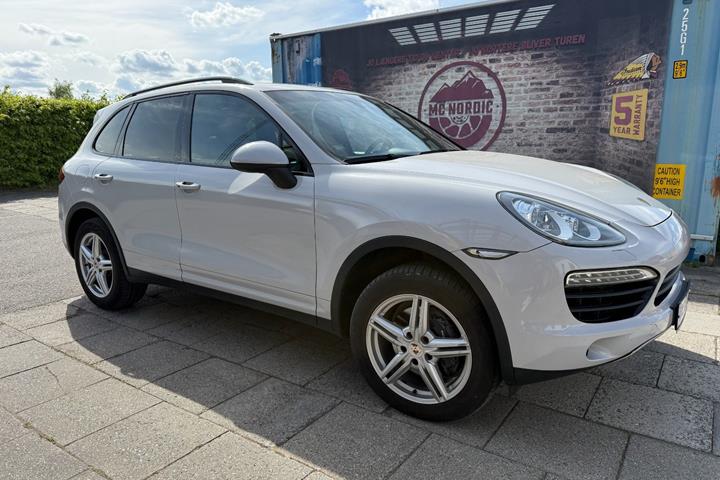 Hvid Porsche Cayenne fra 2010 set udefra