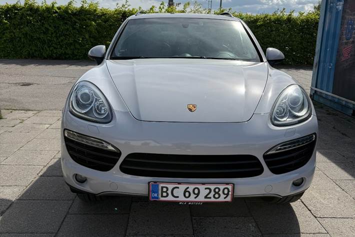 Hvid Porsche Cayenne fra 2010