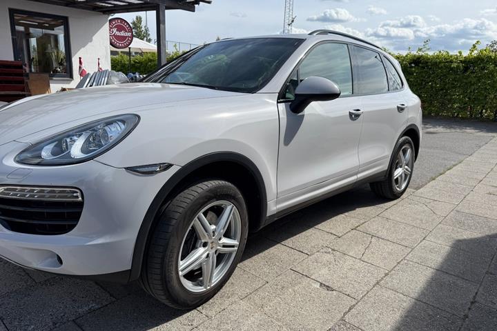 Hvid Porsche Cayenne fra 2010