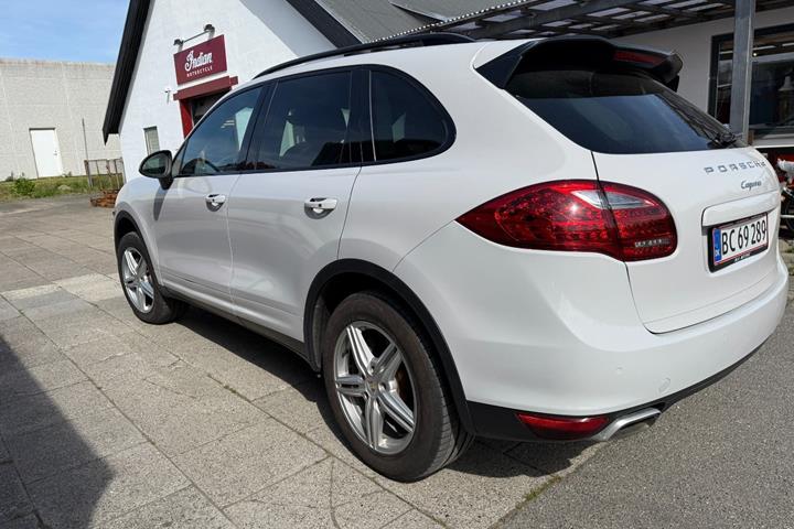 Hvid Porsche Cayenne fra 2010
