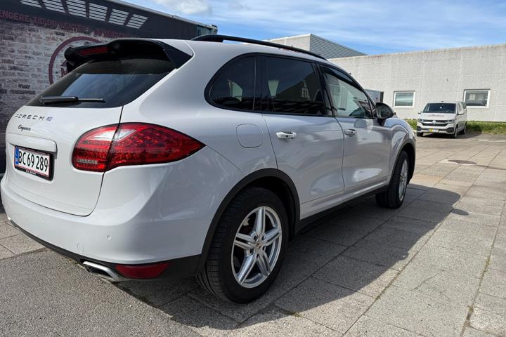 Hvid Porsche Cayenne fra 2010